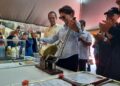 TENGKU Sarafudin Badlishah Sultan Sallehuddin menyaksikan Che Puan Muda Zaheeda Mohamad Ariff yang mencuba peralatan khas mengupas durian ketika berangkat ke Majlis Perasmian Durian Agro Tourism Fest Bandar Baharu 2025 di Dataran Bandar Baharu, hari ini. -UTUSAN/AZAHAR HASHIM