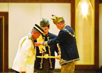 SULTAN Sallehuddin Sultan Badlishah mengurniakan Darjah Dato’ Seri Setia Pahlawan kepada Mohd. Nizam Jaafar sempena Sambutan Ulang Tahun Hari Keputeraan baginda ke-83 di Istana Anak Bukit, Alor Setar semalam.