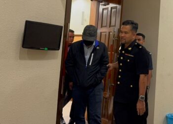 HASBULLAH Ali Alias mengenakan topi dan pelitup muka ketika dihadapkan ke Mahkamah Tinggi Kuantan, Pahang.
