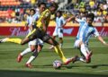 Pemain tengah Borussia Dortmund, Carney Chukwuemeka melakukan rembatan di depan gawang namun gagal menembusi jaring gol selepas dihalang tonggak tengah Ulsan Hyundai, Ko Seungbeom (kanan) di Stadium TQL, Cincinnati, kelmarin. - AFP