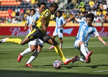 Pemain tengah Borussia Dortmund, Carney Chukwuemeka melakukan rembatan di depan gawang namun gagal menembusi jaring gol selepas dihalang tonggak tengah Ulsan Hyundai, Ko Seungbeom (kanan) di Stadium TQL, Cincinnati, kelmarin. - AFP