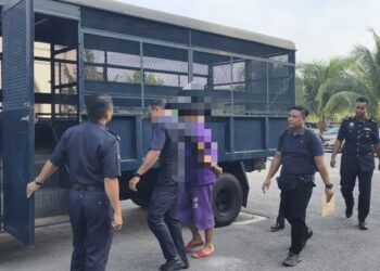 SUSPEK yang disyaki membunuh isterinya dibawa ke Mahkamah Majistret Tangkak untuk permohonan tahanan reman.