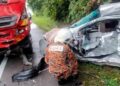 ANGGOTA bomba dan penyelamat melakukan operasi menyelamat di lokasi kemalangan yang meragut nyawa dua warga emas berhampiran Felda Pasak, Jalan Desaru–Kota Tinggi, di sini hari ini.