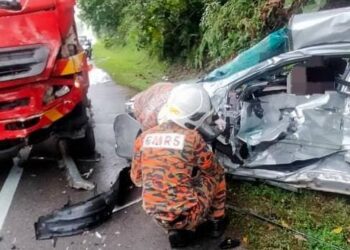 ANGGOTA bomba dan penyelamat melakukan operasi menyelamat di lokasi kemalangan yang meragut nyawa dua warga emas berhampiran Felda Pasak, Jalan Desaru–Kota Tinggi, di sini hari ini.