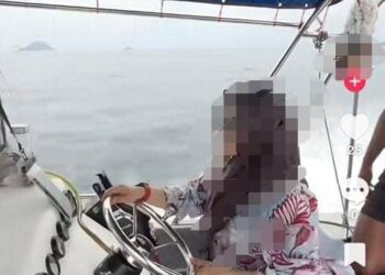 TANGKAP layar video memaparkan seorang penumpang mengemudi sebuah bot di perairan Pulau Redang dan Pulau Perhentian yang tular dalam laman sosial.