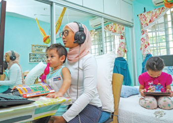KERJA fleksibel dilihat dapat meningkatkan kecekapan apabila tugasan dapat disiapkan pada waktu paling sesuai mengikut kemampuan individu.-GAMBAR HIASAN