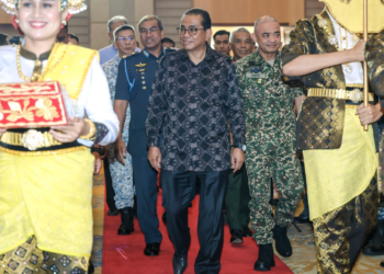 MOHAMED Khaled Nordin (tengah) hadir pada Majlis Perasmian Mesyuarat Agung Tahunan Koperasi Tentera Ke-59 di Dewan Perkasa, Wisma Perwira, Kuala Lumpur. - UTUSAN/FARIZ RUSADIO