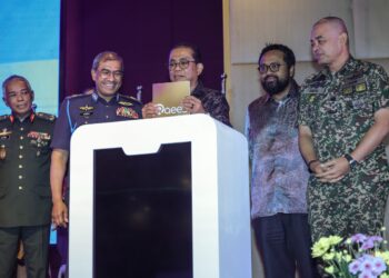 MOHAMED Khaled Nordin (tengah) diiringi Panglima Tentera Udara, Jeneral Tan Sri Mohd. Asghar Khan Goriman Khan (dua kiri) melakukan gimik pelancaran produk Koperasi Tentera sempena Majlis Perasmian Mesyuarat Agung Tahunan Koperasi Tentera Ke-59 di Dewan Perkasa, Wisma Perwira di sini hari ini. - UTUSAN/FARIZ RUSADIO
