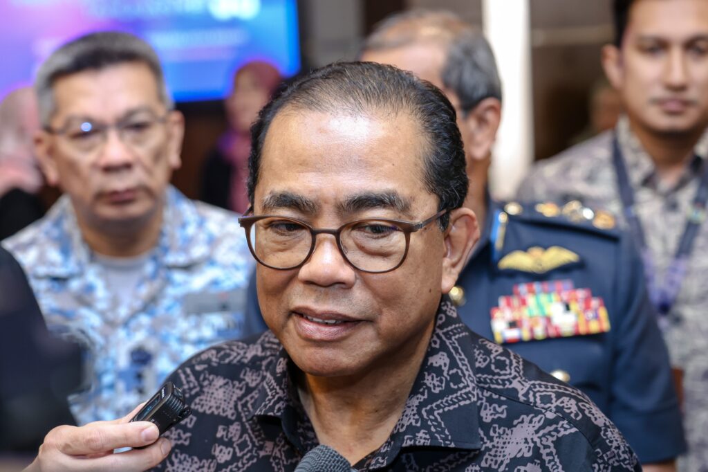Mesyuarat trilateral bincang persiapan GBC 1 khaled nordin koperasi