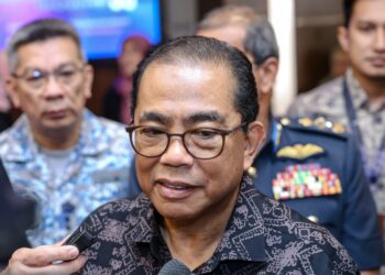 MOHAMED Khaled Nordin (tengah) bercakap pada sidang akhbar selepas merasmikan Majlis Perasmian Mesyuarat Agung Tahunan Koperasi Tentera Ke-59 di Dewan Perkasa, Wisma Perwira di sini hari ini. - UTUSAN/FARIZ RUSADIO