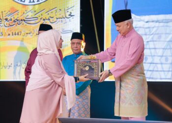 SULTAN Nazrin Muizzuddin Shah menyampaikan Anugerah Tokoh Maal Hijrah Negeri Perak bagi tahun 1447 Hijrah kepada Sharifah Khasif Fadzillah Syed Badiuzzaman pada majlis di Ipoh hari ini. - UTUSAN/MUHAMAD NAZREEN SYAH MUSTHAFA