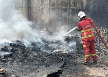 DALAM kejadian kira-kira pukul 12 tengah hari itu menyebabkan kilang kertas tersebut musnah 80 peratus. 