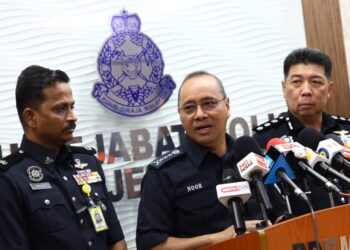 NOOR Hisam Nordin (tengah) dalam sidang akhbar di IPK Perak hari ini. - UTUSAN