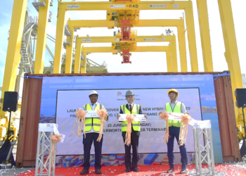 SASEDHARAN Vasudevan (dari kiri) bersama Konsul Jeneral Jepun di Pulau Pinang, Machida Shinya, Konsul Jeneral Jepun dan wakil Mitsui, Toru Kosaka.