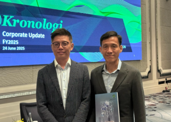 EDMOND Tay Nam Hiong (kiri) pada sesi kemas kini korporat dan taklimat media Kronologi Asia hari ini.