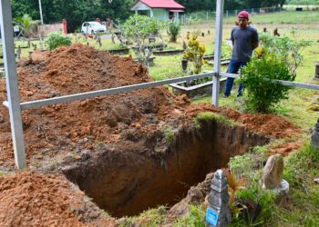 LIANG lahad Nur Aina Qistina Mat Ali yang terkorban dalam kemalangan bas di Jalan Raya Timur-Barat (JRTB) berhampiran Tasik Banding, Gerik, Perak siap digali di Kampung Alor Serdang, Besut, Terengganu. - UTUSAN /PUQTRA HAIRRY