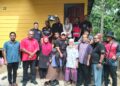 MOHAMAD Tarmizi Husain (tiga kanan) bersama tetamu yang hadir pada majlis penyerahan rumahnya di Kampung Temenggong Nibong, Pasir Mas, Kelantan. – UTUSAN/ROHANA ISMAIL