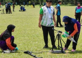 MURID daripada SK Pendok, Jeli Kelantan setia menunggu giliran untuk melancarkan roket air di Pertandingan Water Rocket Challenge , UiTM Kelantan kampus Machang baru-baru ini.