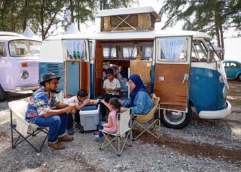 AMIRUL Ihsan Mohd. Sukri (kiri) santai bersama keluarganya di hadapan Volkswagen Safari Westfalia Camper 1967. – UTUSAN/ERMA YUSNIDA JUSOH