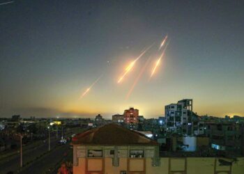 Bandar Tel Aviv, Israel semalam dihujani dengan serangan dron dan peluru berpandu yang dilancarkan oleh Tehran, semalam. – AFP