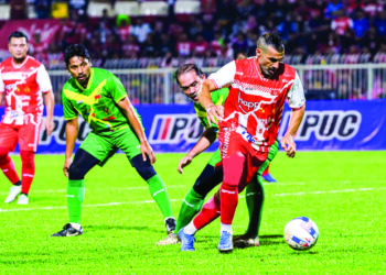 BEKAS penyerang import The Red Warriors, Mohamed Ghaddar berjaya melepasi kawalan pemain Ex-Double Treble Kedah pada aksi persahabatan Stadium Sultan Muhammad IV, kelmarin. Aksi itu dimenangi Ex-TRW 2012 dengan keputusan 3-0.- IHSAN PUC