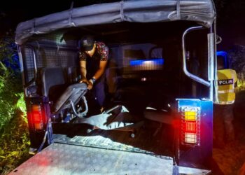 MAYAT Muhammad Amin Asyraf Zulkifli yang lemas di sungai di Kampung Amir, Besut dibawa keluar oleh ANGGOTA polis untuk dihantar ke Unit Forensik Hospital Besut, Terengganu -  UTUSAN /WAN ZURATIKAH IFFAH WAN ZULKIFLI