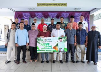 SHAMSUL Iskandar Mohd. Akin (depan, empat dari kiri) pada majlis penyerahkan lembu korban sumbangan Perdana Menteri untuk masjis dan surai Parlimen Tambun di Meru, Ipoh hari ini. - UTUSAN/MUHAMAD NAZREEN SYAH MUSTHAFA