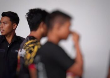 CHE Asmizan Che Jaafar (kanan) diiringi polis untuk prosiding perbicaraan meliwat seorang kanak-kanak lelaki di Mahkamah Sesyen Kota Bharu, Kelantan. - UTUSAN/ROSALWANI CHE SOH