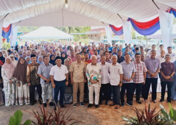 ROZI Mamat (enam dari kiri) bergambar pada Program Thalatha Tis’a Ketengah di Taska Kemas 2 Setia di Bandar Al Muktafi Billah Shah, Dungun di Terengganu. -UTUSAN/NIK NUR IZZATUL HAZWANI NIK ADNAN
