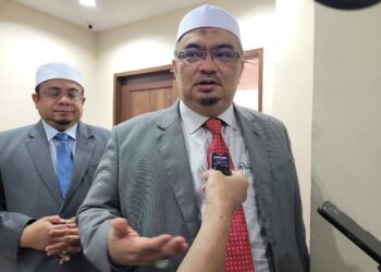 MOHAMED Fadzli Hassan (kanan) semasa menjawab soalan wartawan selepas Mesyuarat Mingguan Exco Kerajaan Kelantan di Kompleks Kota Darul Naim, Kota Bharu, Kelantan. - UTUSAN/MUSTAQIM MOHAMED