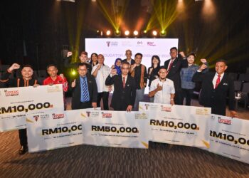 PENERIMA RISE Educator Award 2025 bersama hadiah masing-masing dalam majlis penyampaian di
Taylor’s College, Subang Jaya, Sabtu lalu. – UTUSAN/SYAKIR RADIN