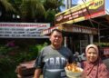 DASLE Asrab Mokhtar dan Ratni Jumin menunjukkan menu mi kari udang galah yang menjadi tarikan utama di warung mereka di Pedas, Rembau.