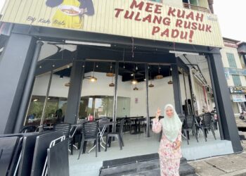 Siti Norshuhada Abdullah, di hadapan  kedainya di Kubang Pasu Kedah