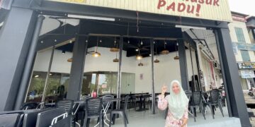 Siti Norshuhada Abdullah, di hadapan  kedainya di Kubang Pasu Kedah