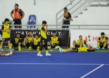 Pemain Malaysia kecewa selepas tewas 4-3 kepada New Zealand pada perlawanan peringkat Kumpulan B Piala Negara-Negara, di sini hari ini. UTUSAN/SHIDDIEQIIN ZON