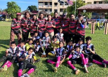 BARISAN jurulatih dan pemain pasukan Marang bergambar bersama medal serta trofi kemenangan selepas mempertahan kejuaraan Kejohanan Bola Sepak Bawah 12 Tahun Majlis Sukan Sekolah Negeri Terengganu di SK Pusat, Kemaman, kelmarin.