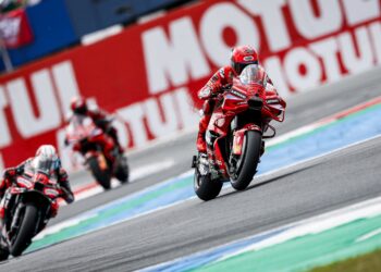 AKSI pelumba Ducati, Marc Marquez (kanan) dalam Grand Prix Belanda, semalam. - AFP