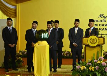 SULTAN Mizan Zainal Abidin (tengah) berkenan melakukan gimik perasmian pada Majlis Pecah Tanah Projek Pembinaan Masjid UiTM Bukit Besi di Dungun, Terengganu. - UTUSAN/NIK NUR IZZATUL HAZWANI NIK ADNAN