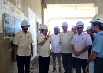 AHMAD Maslan (dua dari kiri) semasa melihat perkembangan projek pembinaan bangunan Kompleks Keushawanan di Universiti Malaysia Kelantan (UMK) Bachok, Kelantan. - UTUSAN/MUSTAQIM MOHAMED