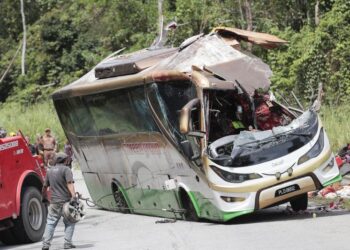 Keadaan bas yang dinaiki oleh 15 pelajar UPSI yang maut dalam nahas awal pagi semalam.