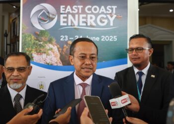 AHMAD Samsuri Mokhtar (tengah) bercakap kepada pemberita selepas menghadiri Majlis Pelancaran East Coast Energy (ECE) di Pusat Konvensyen, Taman Tamadun Islam (TTI), Kuala Terengganu, Terengganu. - UTUSAN/PUQTRA HAIRRY