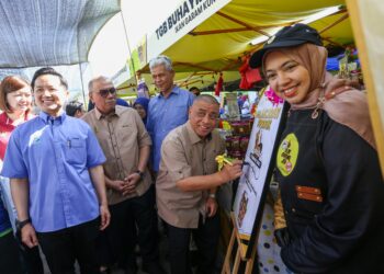 ARTHUR Joseph Kurup (kiri) mengiringi Saarani Mohamad melawat gerai pameran sempena FAMA Fest 2025 Perak di Pusat Transformasi Luar Bandar (RTC) Gopeng hari ini. - UTUSAN/MUHAMAD NAZREEN SYAH MUSTHAFA