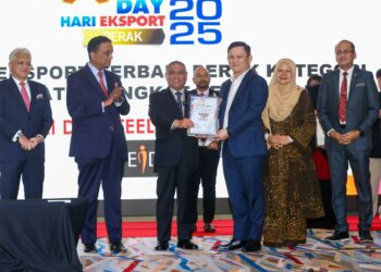 SAARANI Mohamad menyampaikan sijil penghargaan kepada peserta sempena Hari Eksport Perak 2025 di Ipoh. - UTUSAN/MUHAMAD NAZREEN SYAH MUSTHAFA