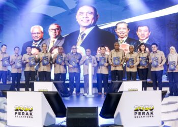 SAARANI  Mohamad (tengah) pada Pembentangan Laporan Kemajuan Tahun Ketiga Pelan Perak Sejahtera 2030 di Kolej Kemahiran Tinggi Mara Lenggong hari ini. - UTUSAN/MUHAMAD NAZREEN SYAH MUSTHAFA