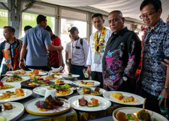 SAARANI Mohamad (dua dari kanan) melihat makanan yang dipersembahkan semasa majlis perasmian Pertandingan Kulinari Antarabangsa 2025 di Bulatan Sultan Azlan Shah Ipoh, Perak hari ini. - UTUSAN/FADZIL ZAINOL.