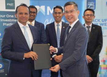 KETUA Pegawai Eksekutif MBSB Group, Rafe Haneef (kiri) bertukar dokumen dengan Dennis Tan sempena kerjasama antara MBSB Bank dan iFAST Malaysia.