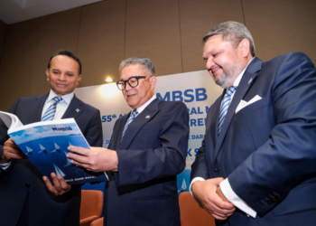 RAFE Haneef (kiri), Pengerusi MBSB Group, Datuk Wan Kamaruzaman Wan Ahmad (tengah), dan Ketua Pegawai Kewangan Kumpulan MBSB, Shahnaz Jammal (kanan) melihat buku laporan tahunan ketika Mensyuarat Agung Tahunan ke-55 MBSB di Sime Darby Convention Centre semalam.