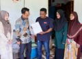 MOHAMAD Nasir Kareem (dua dari kiri) menyerahkan sijil kematian kepada Mohamad Isma Abdul Manaf, (tiga dati kanan), bapa kepada Nur Dalila Farhana, pelajar Universiti Pendidikan Sultan Idris (UPSI) yang maut dalam nahas di Gerik, Perak di Kampung Baru Tok Dor, Jertih, Besut, Terengganu. -UTUSAN/PUQTRA HAIRRY