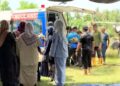LELAKI yang rebah selepas menyembelih lembu korban dibawa menaiki ambulans ke hospital sebelum disahkan meninggal dunia di Sitiawan semalam. - UTUSAN