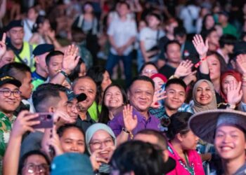 RAJA Muda Perlis Tuanku Syed Faizuddin Putra Tuanku Syed Sirajuddin Jamalullail dan Puan Raja Muda Perlis Tuanku Hajah Lailatul Shahreen Akashah Khalil merakam gambar bersama pengunjung yang hadir pada pembukaan RWMF 2025 di Kampung Budaya Sarawak malam tadi.